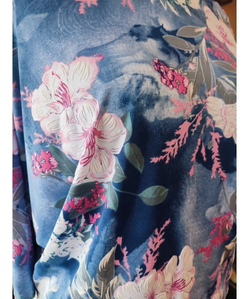 Niebieska bluzka kimono z marszczonym dekoltem - wzór w kwiaty